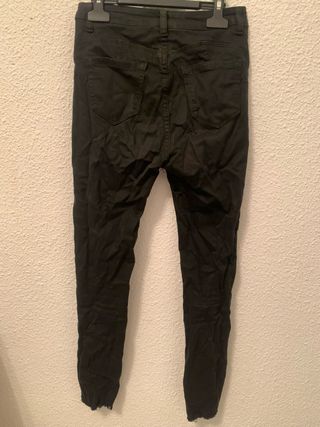 Pantalón vaquero negro roto