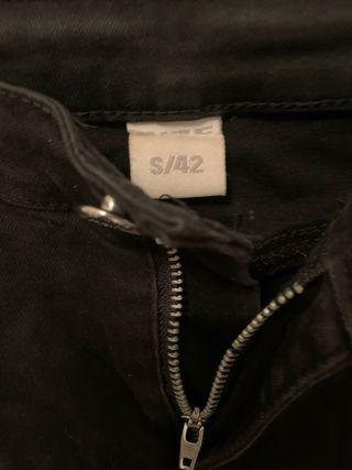 Pantalón vaquero negro roto