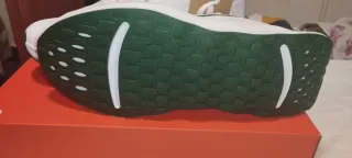 Zapatillas deportivas verdes y blancas
