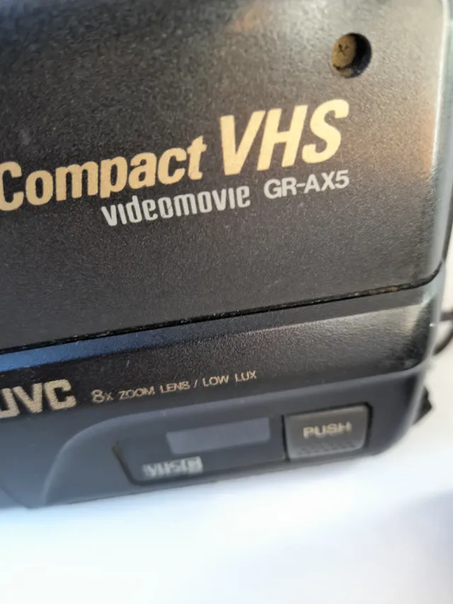 Videocamera JVC Compact VHS GR-AX5 in nero