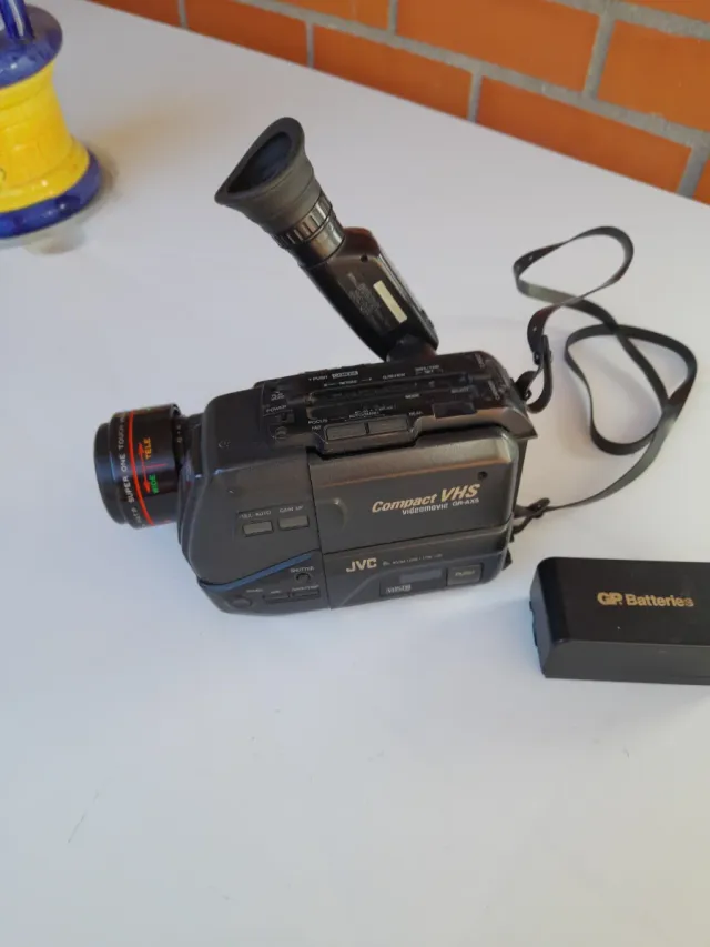 Videocamera JVC Compact VHS GR-AX5 in nero