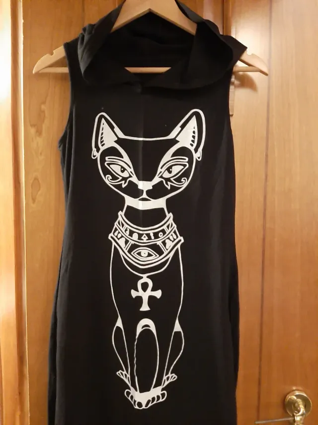 Vestido negro largo: con estampado y capucha ...