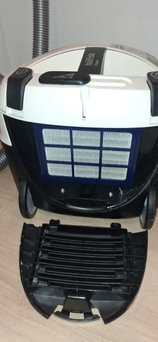 Aspiradora Nilfisk con bolsa y accesorios