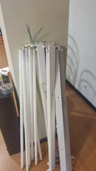 Tubos fluorescentes y carcasas