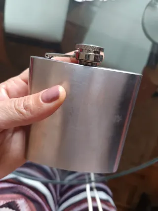 2 Petaca con diseño de figuras