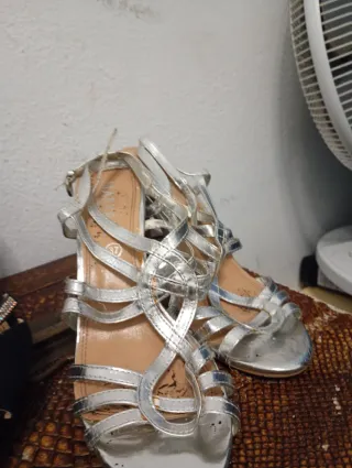 Zapatos de tacón negros y plateados talla 36