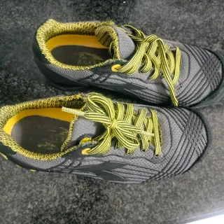 Zapatos de seguridad grises y amarillos