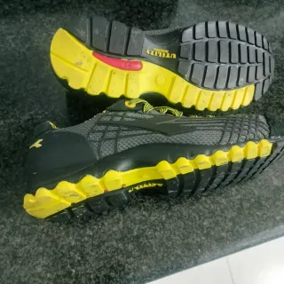 Zapatos de seguridad grises y amarillos