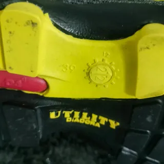 Zapatos de seguridad grises y amarillos