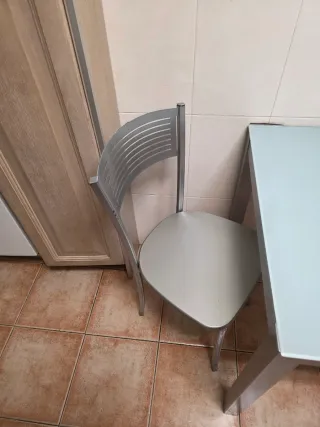 Mesa de cocina y 2 sillas