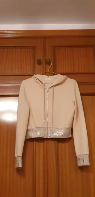 Chaqueta rosa con lentejuelas plateadas