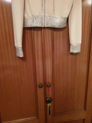 Chaqueta rosa con lentejuelas plateadas