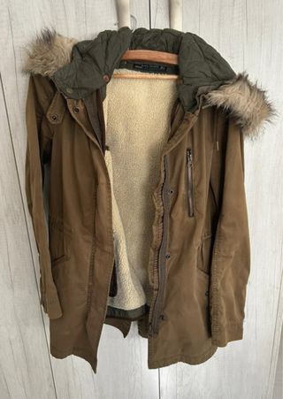 Abrigo verde Zara con capucha desmontable
