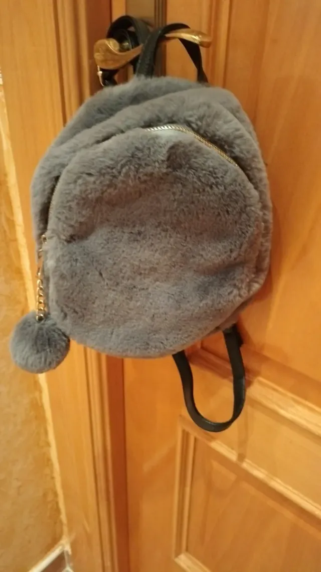 Mochila gris peluda