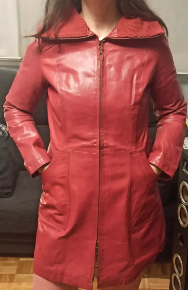 Chaqueta de cuero roja marca Isaco