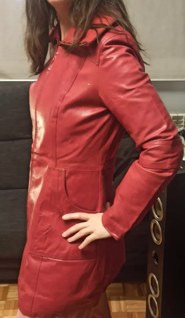 Chaqueta de cuero roja marca Isaco