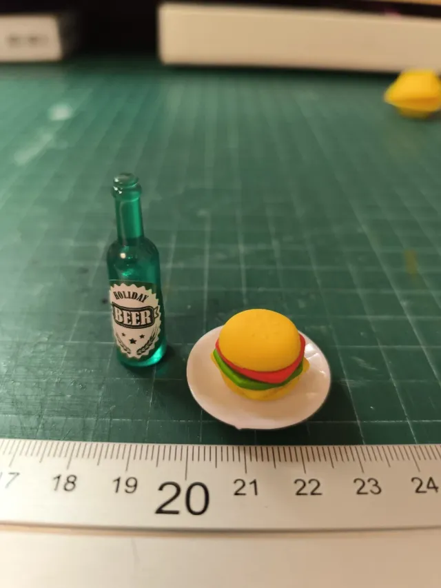 Miniatura Botella Cerveza y Hamburguesa