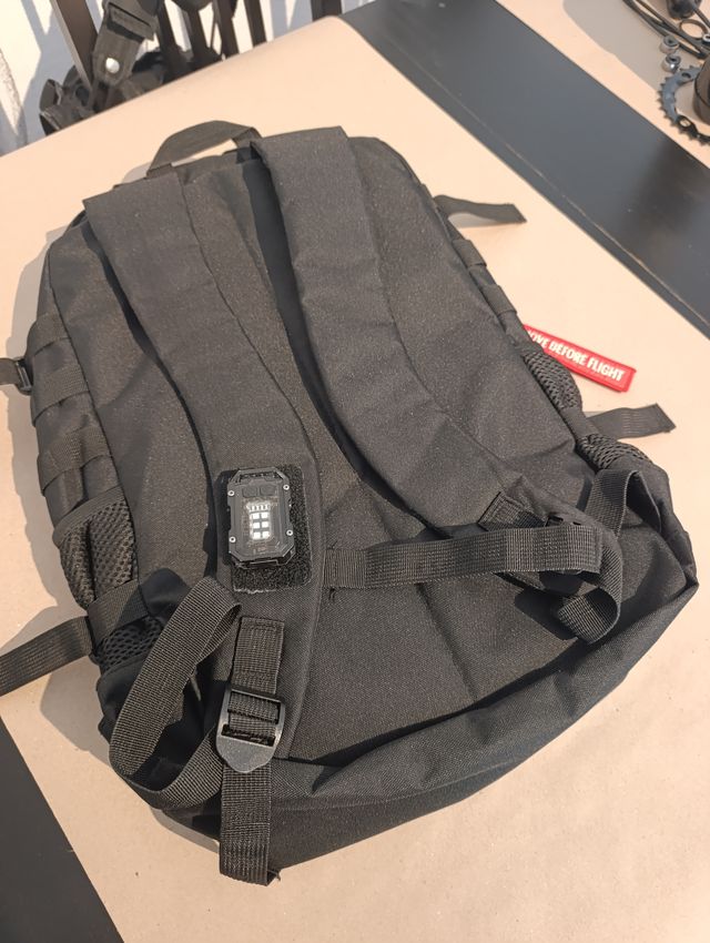 Mochila Táctica Negra + Accesorios