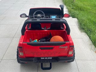 Auto a batteria Toyota Hilux 4x4 per bambini