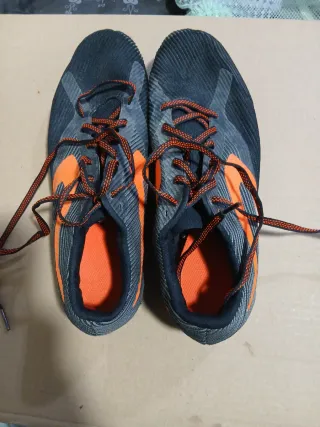 Zapatillas Atletismo Negro Naranja.Talla 41.
