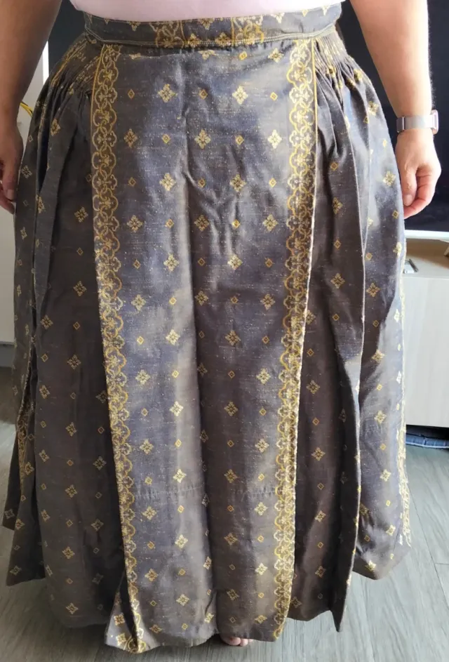 Falda baturra. larga estampada dorada y gris