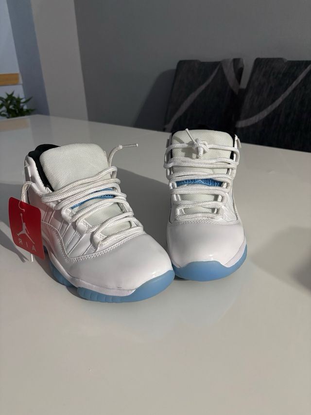 Zapatillas Jordan Blancas y Azules Nuevas