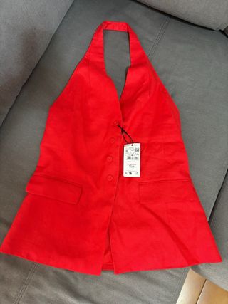 Blusa Mango escotada roja
