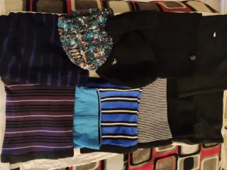 8 scaldacollo e 3 berretti in lana il tutto a 5 eu