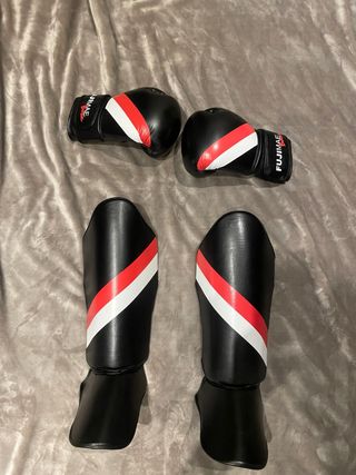 Pack Muay Thai Guantes y Espinilleras Fujimae