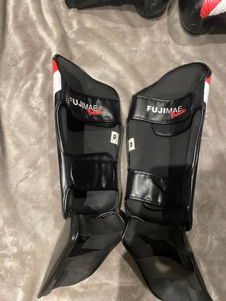 Pack Muay Thai Guantes y Espinilleras Fujimae