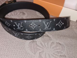 Cintura Louis Vuitton nera fibbia dorata tg 105/42