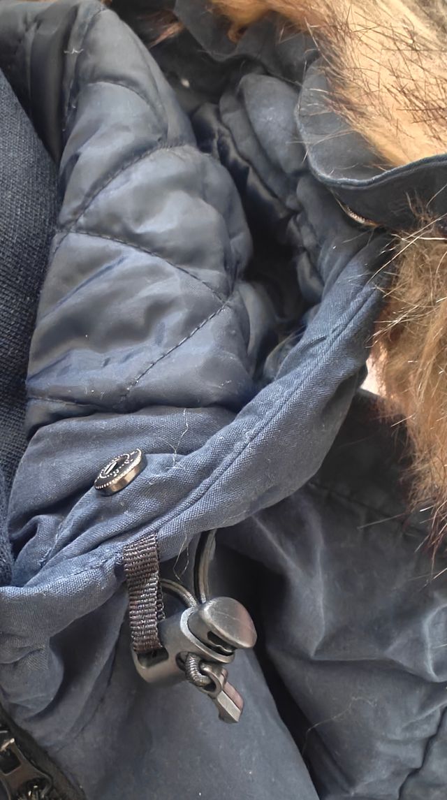 Parka blu con cappuccio e pelo