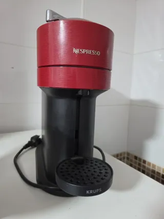 Cafetera Nespresso Vertuo Roja + 80 capsulas