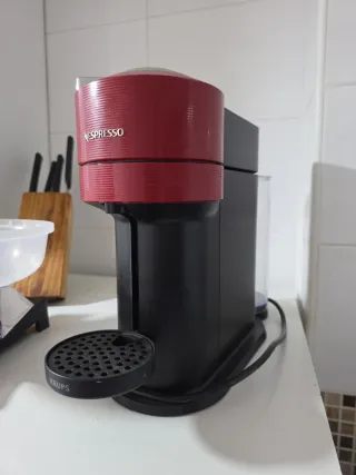 Cafetera Nespresso Vertuo Roja + 80 capsulas