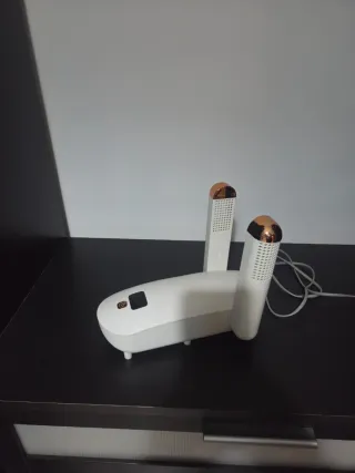 Secador de zapatos blanco y dorado