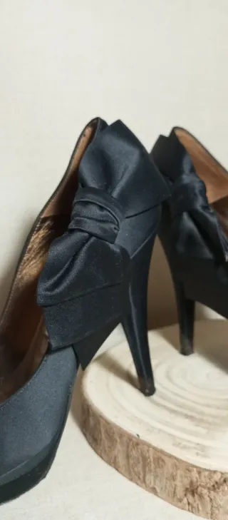 Zapatos de tacón negros con lazo