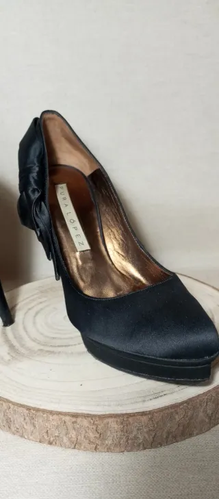 Zapatos de tacón negros con lazo