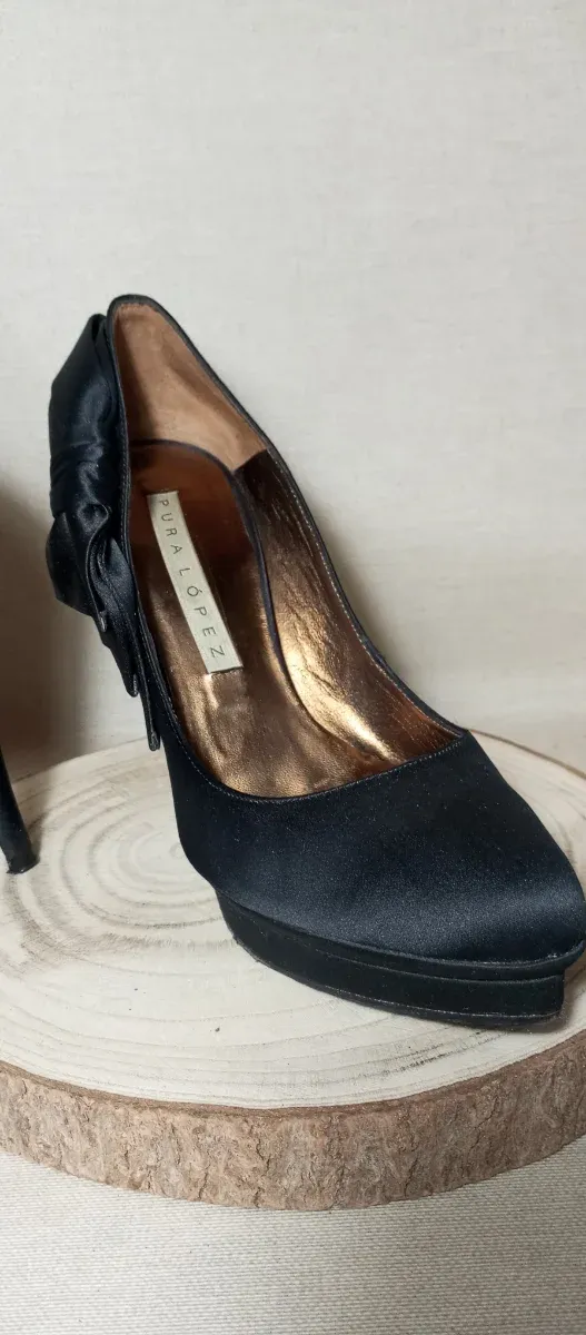 Zapatos de tacón negros con lazo