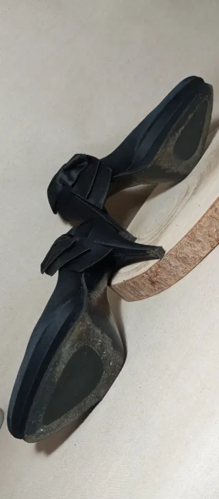 Zapatos de tacón negros con lazo