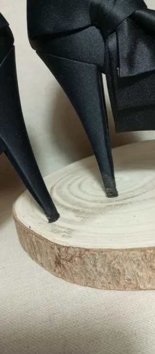 Zapatos de tacón negros con lazo