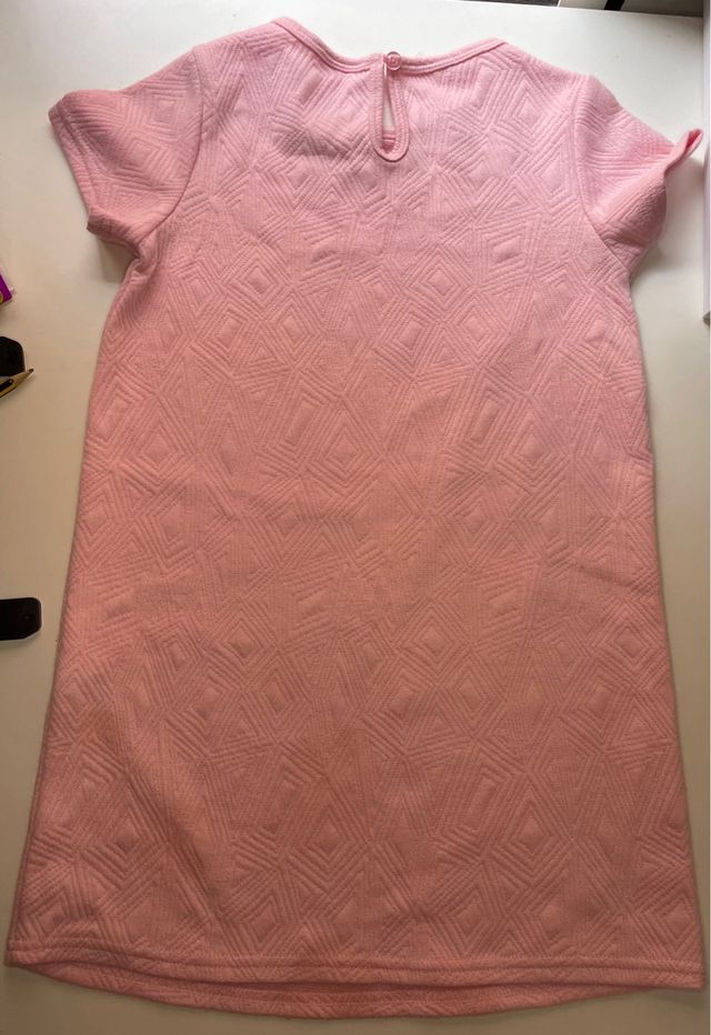 Vestido rosa de niña  con textura geométrica