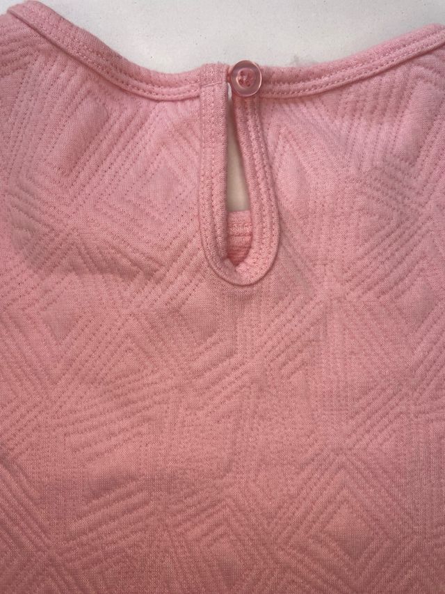 Vestido rosa de niña  con textura geométrica