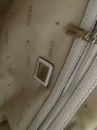 Bolso Guess Blanco Acolchado Dorado