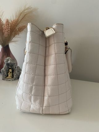 Bolso Guess Blanco Acolchado Dorado