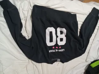 Sudadera Negra Garment Project con etiquetas