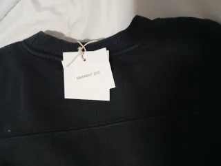 Sudadera Negra Garment Project con etiquetas
