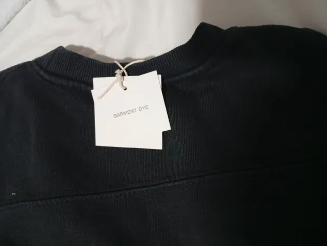 Sudadera Negra Garment Project con etiquetas