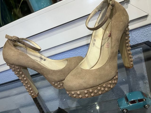Zapatos de tacón beige/marrón talla 39