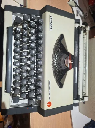 Máquina Escribir Olympia Traveller De Luxe