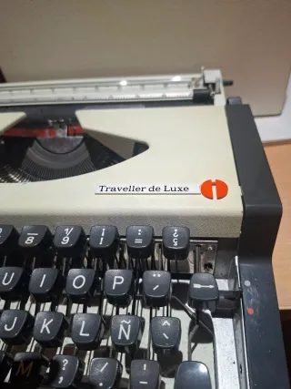 Máquina Escribir Olympia Traveller De Luxe